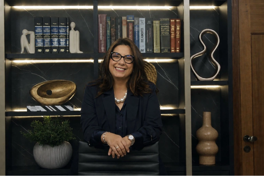 Rosa Bulcão dans son cabinet